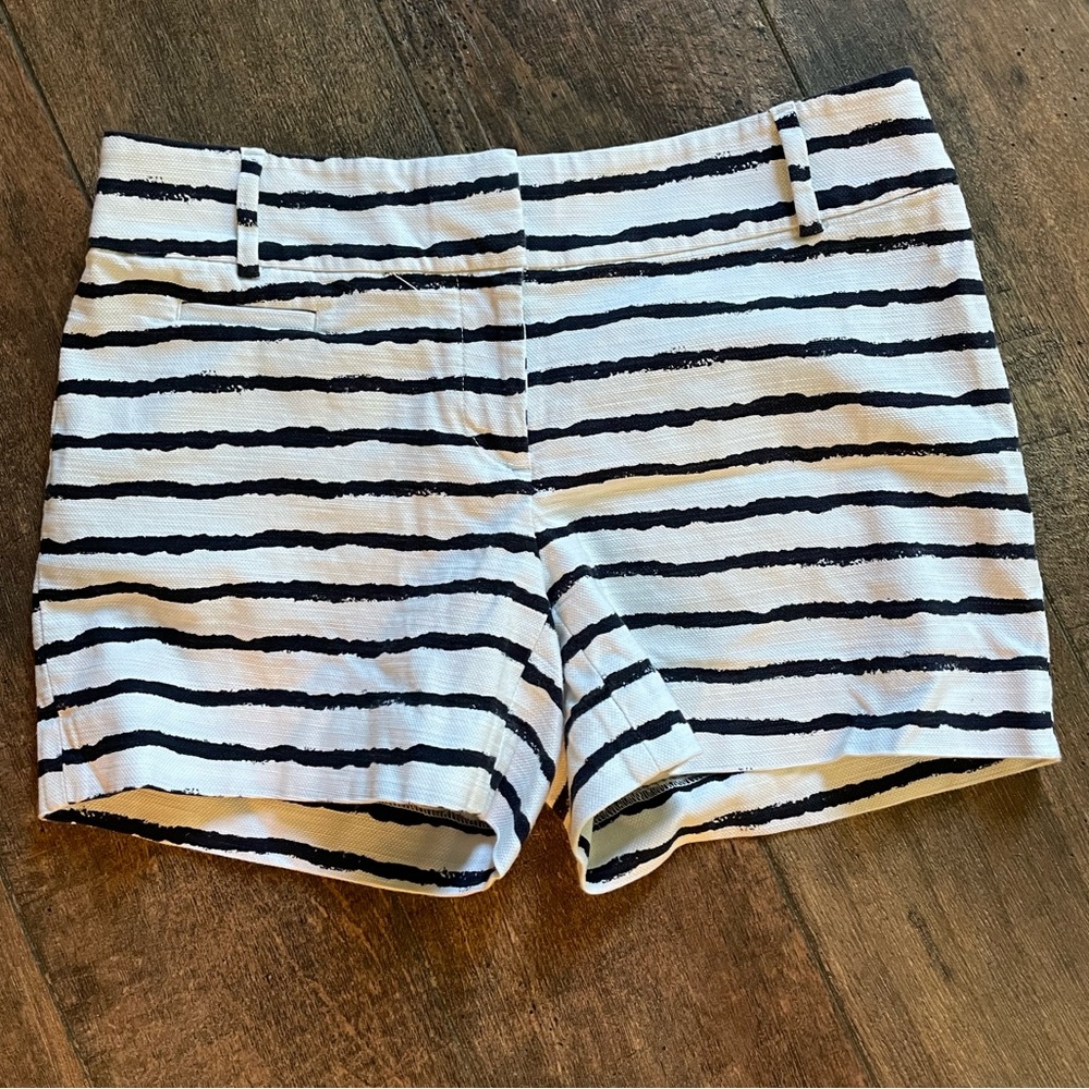 Size 00 LOFT navy & white wave shorts